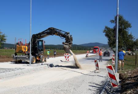 ASFALTIRANJE KOLESARSKE POTI CERKNICA  DOLENJE JEZERO 05 FOTO LJUBO VUKELIČ